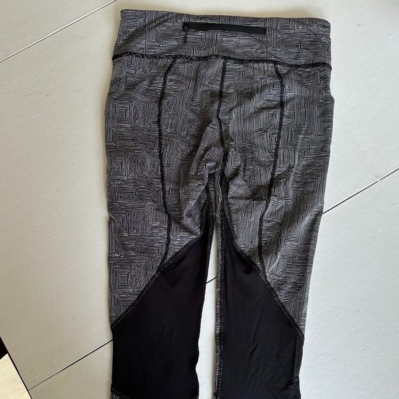 Lululemon Soulcycle Cropped Leggings White/Black Design w/ Mesh Detail Size 8 - Picture 12 of 16